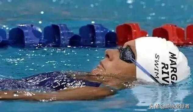 仰泳鼻子总是呛水,仰泳时手往后一伸就呛水