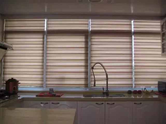 老公不顾反对厨房装窗帘,入住后才知道有多好,后悔没早装