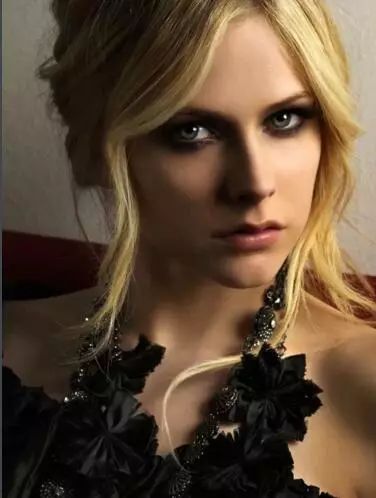 曾曝死后替身事件，如今携全新专辑重出江湖，她是否已跌出神坛？