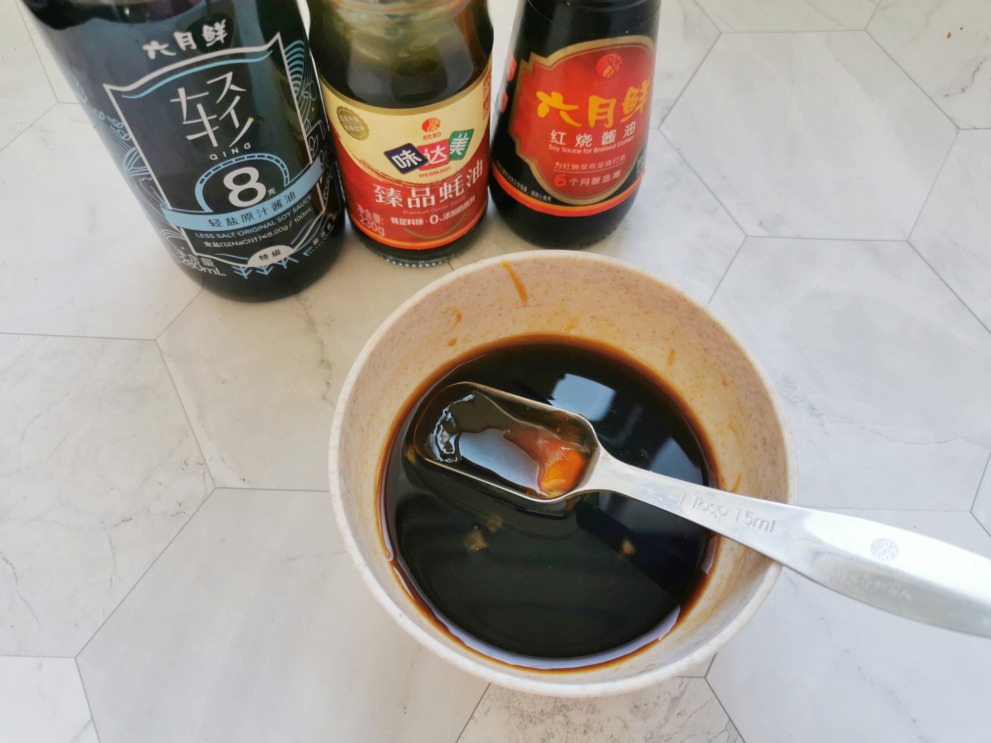 叉烧肉里的咸蛋黄怎么放进去的,咸蛋黄叉烧肉的家常电饭锅做法