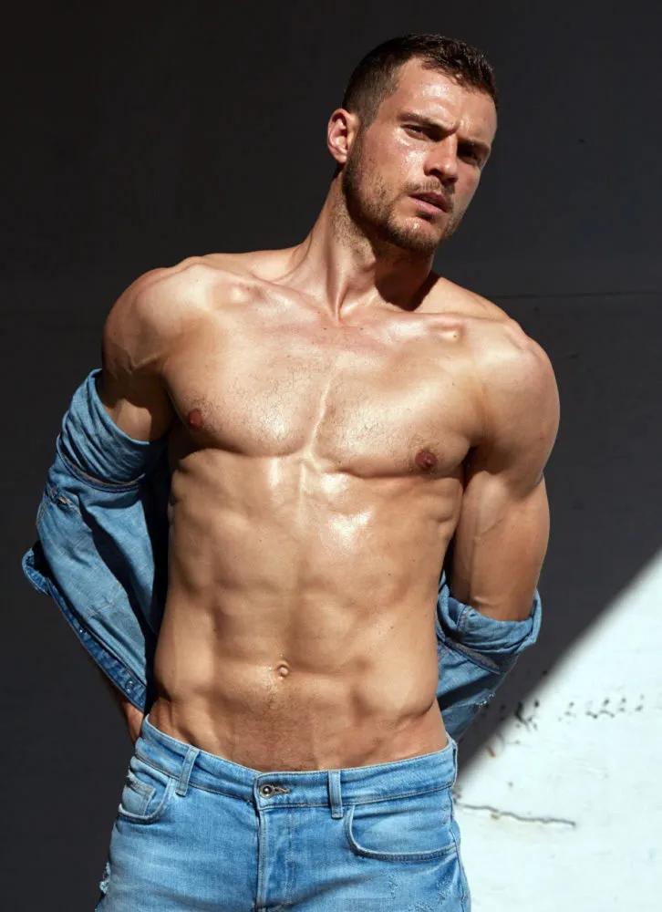 35岁的他登上中国版《时尚先生》封面,长得确实很帅