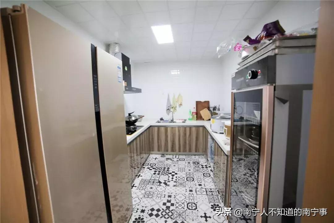 南宁有傻子，建了栋「爱情公寓」，只租不卖