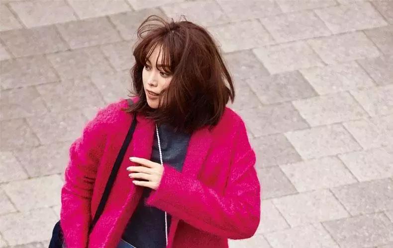 姑娘，你穿彩色大衣真好看！