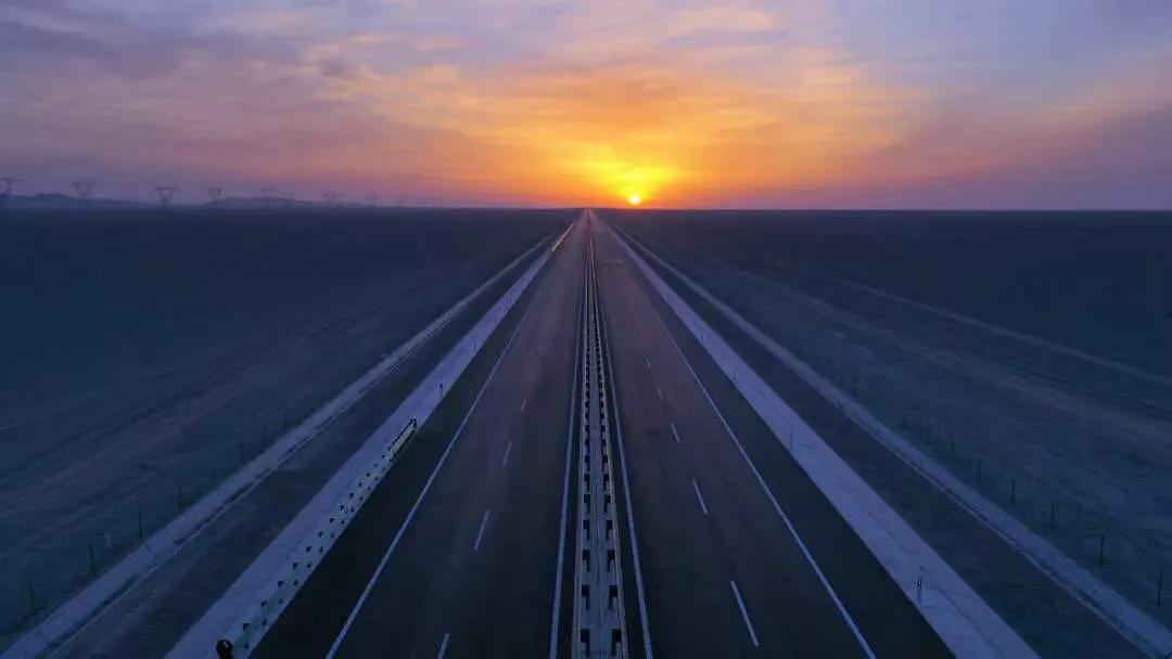 阿尔金山上的“路桥”人