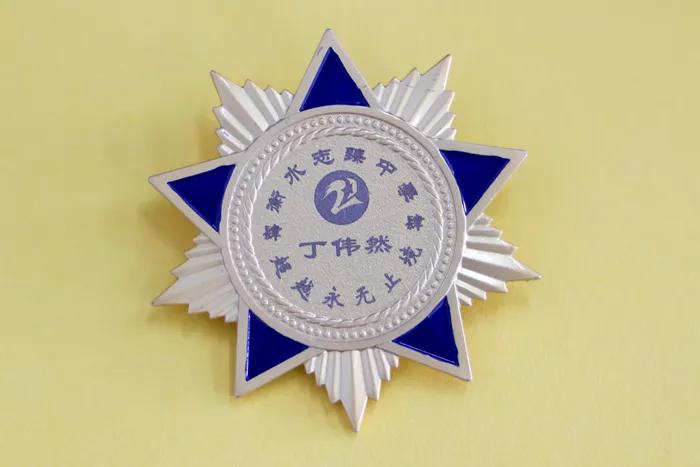 凝聚集体力量的班徽,团结友爱拼搏进取班徽