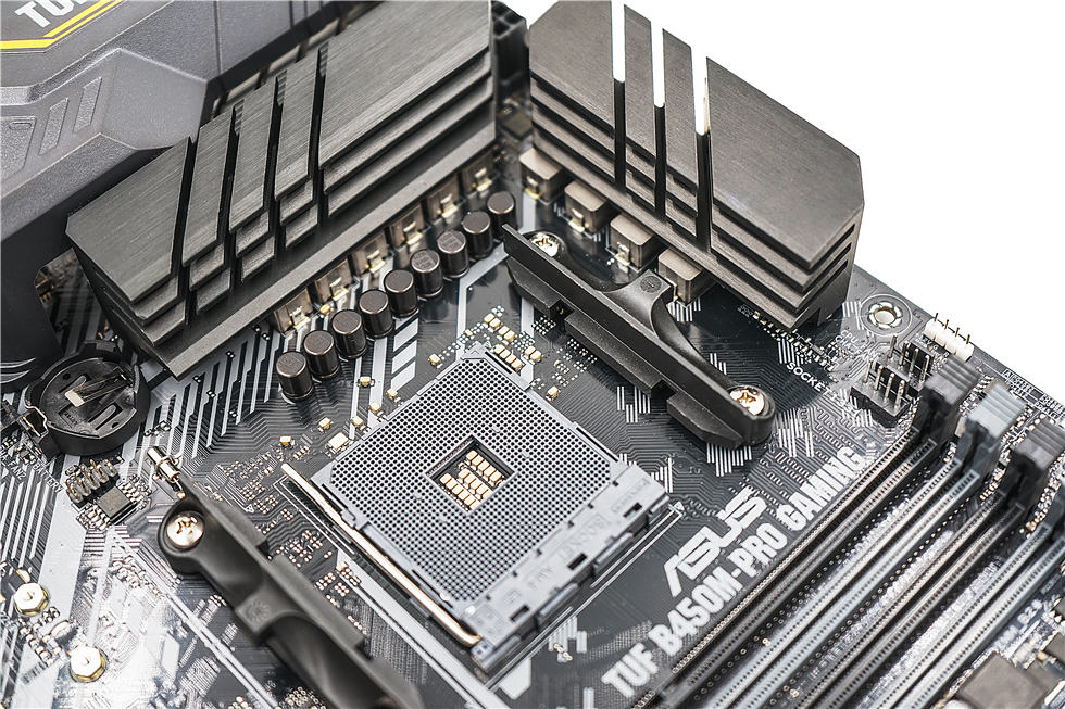 科技以灯为本,3600X+B450+BMR-24水冷+大水牛铁血战士机箱装机秀