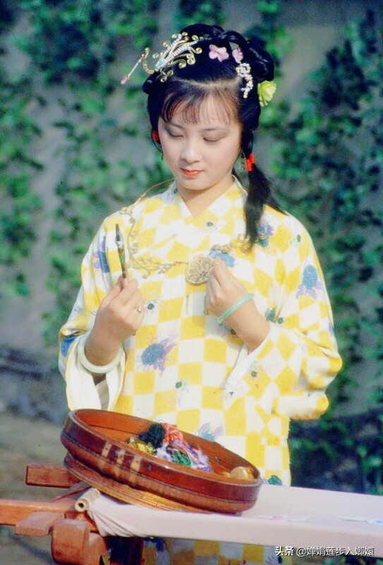 宁府里最干净的两个女人,一个是正经人,一个是念经人