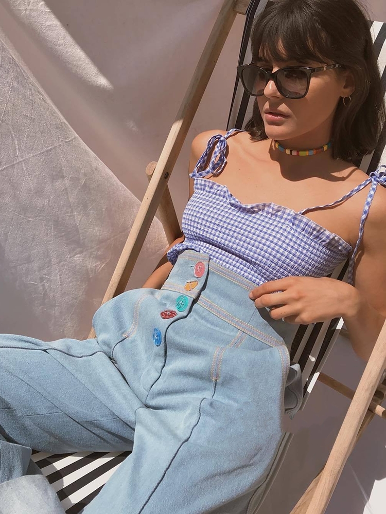 秋瓷炫穿红色裙子扎个黄色宽腰带,秋瓷炫身材好吗