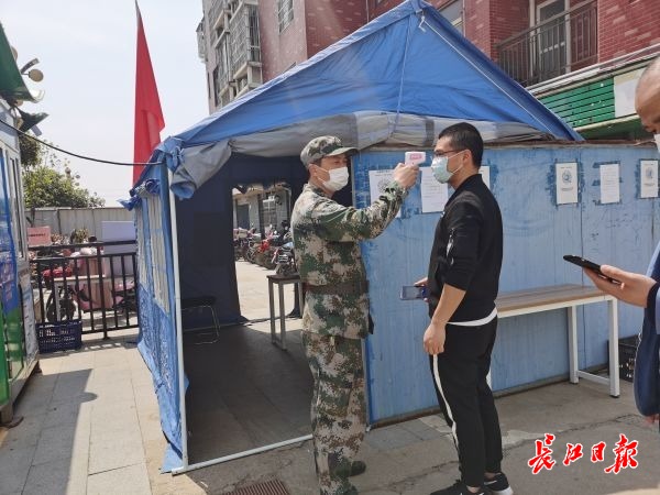 严控疫情扫码测温出站,扫码测温等管控措施落实