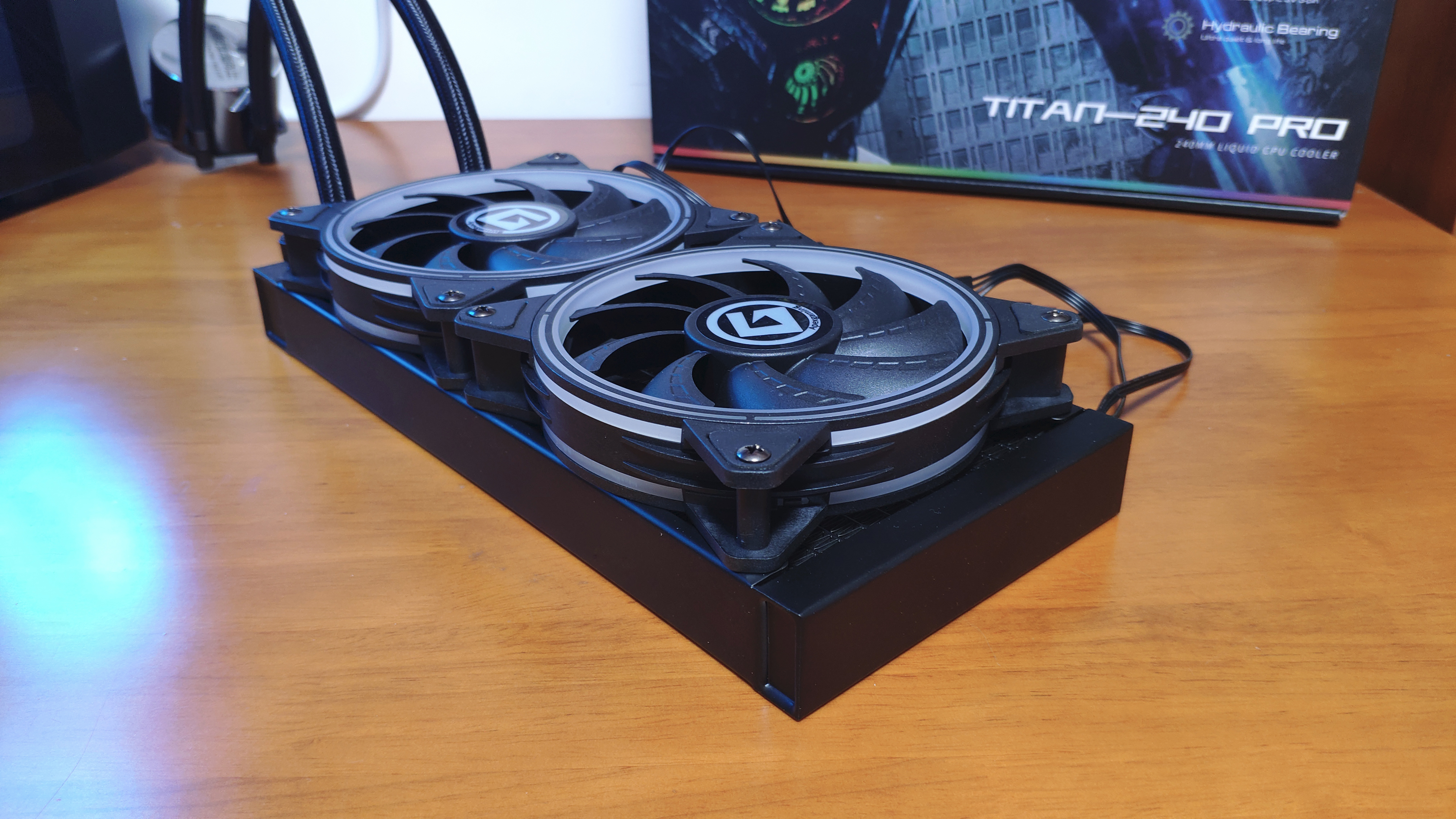 温度把握得住，PWM冷头带温显，艾湃电竞TITAN240PRO水冷装机