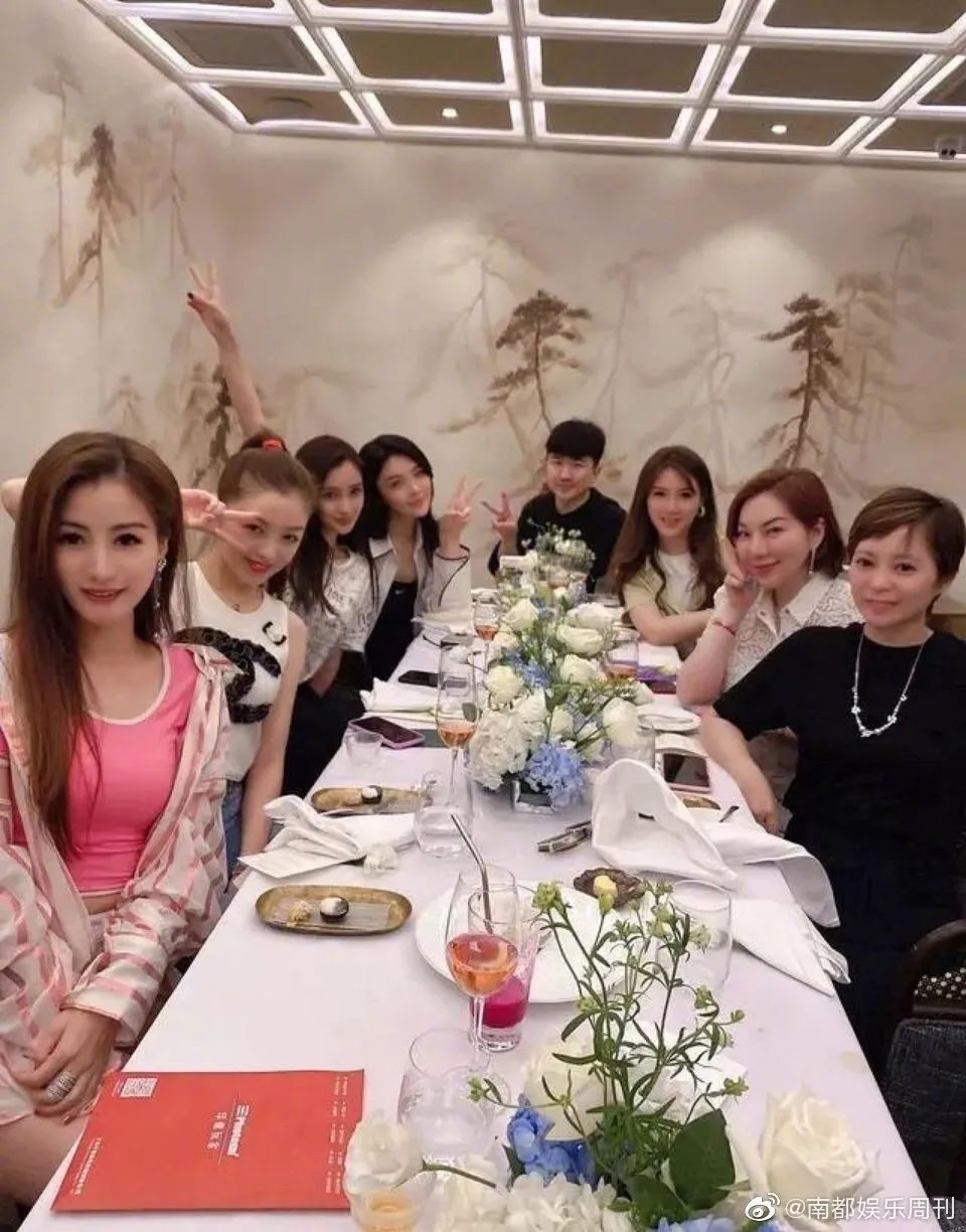 连她都要镶边合影的聚会，来头这么大？