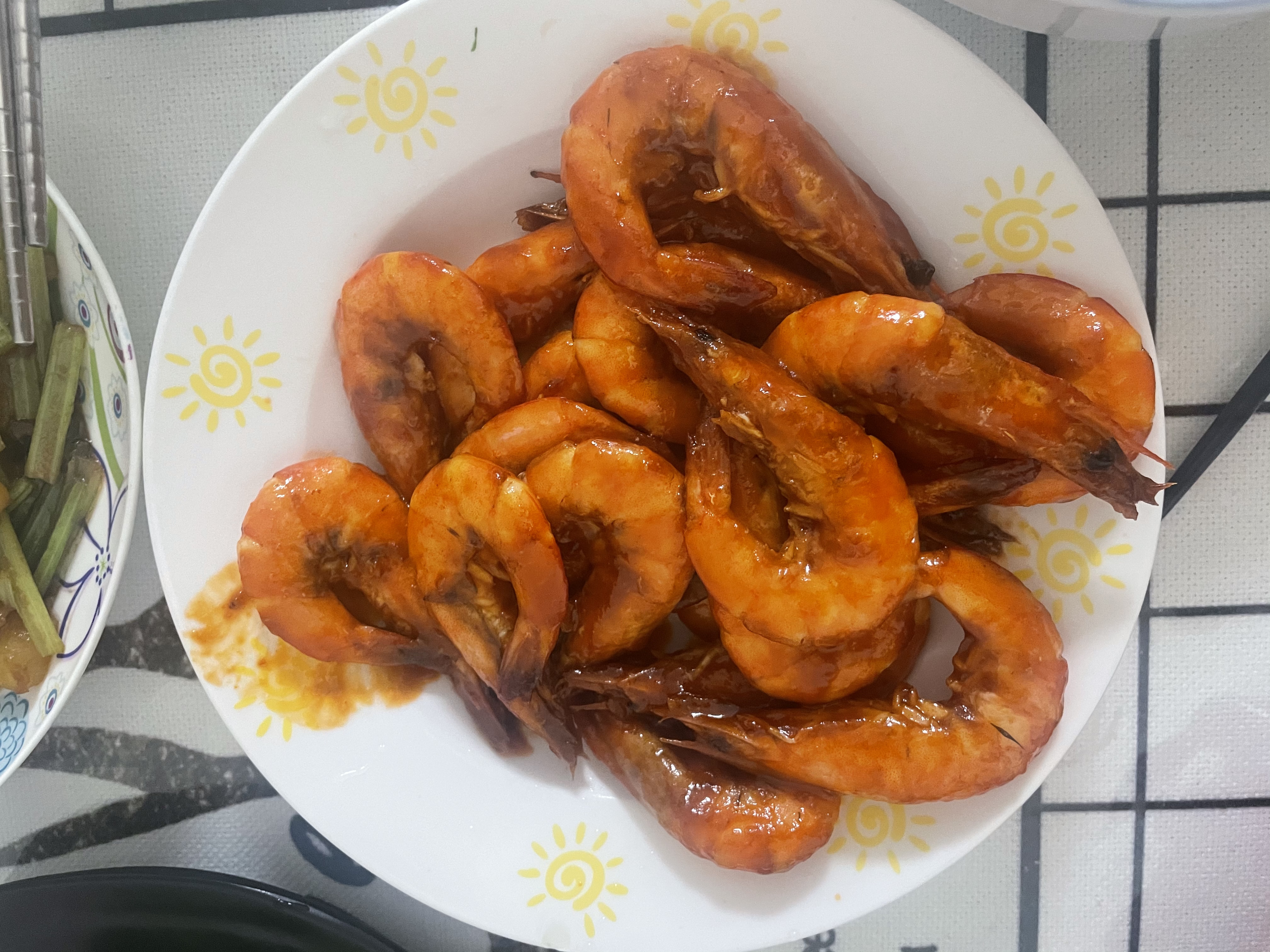 打工者平常的一天。晚餐番茄大虾，芹菜土豆条，小白菜汆丸子