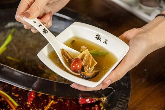 火锅还能喝汤？！征服无数街坊的火锅届黑马，十万份肥牛免费送！