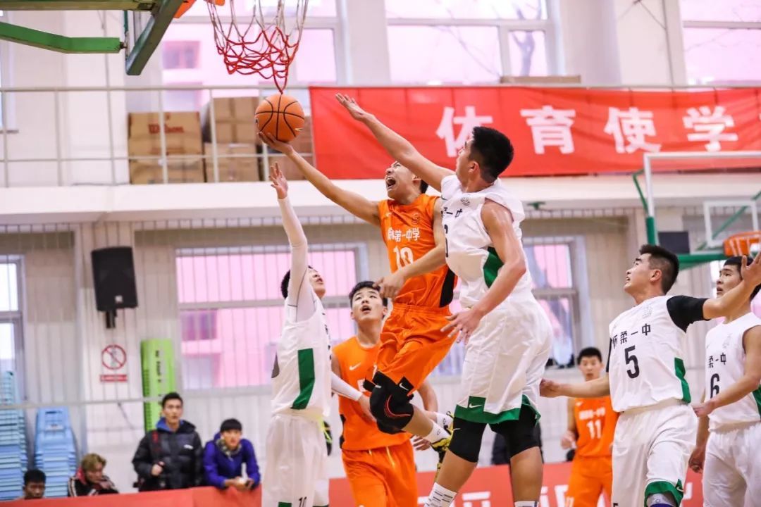 新·十六强齐亮相高中赛场惊现*力暴**隔扣丨18-19耐克高中联赛
