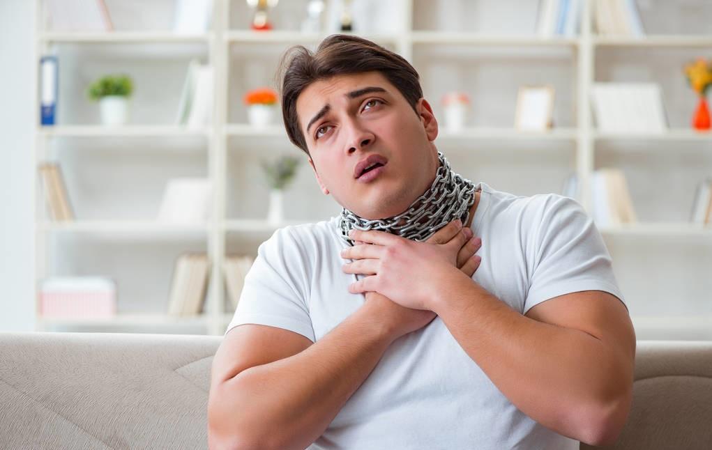 为什么扁桃体发炎要把扁桃体割掉,正常扁桃体和扁桃体发炎对比