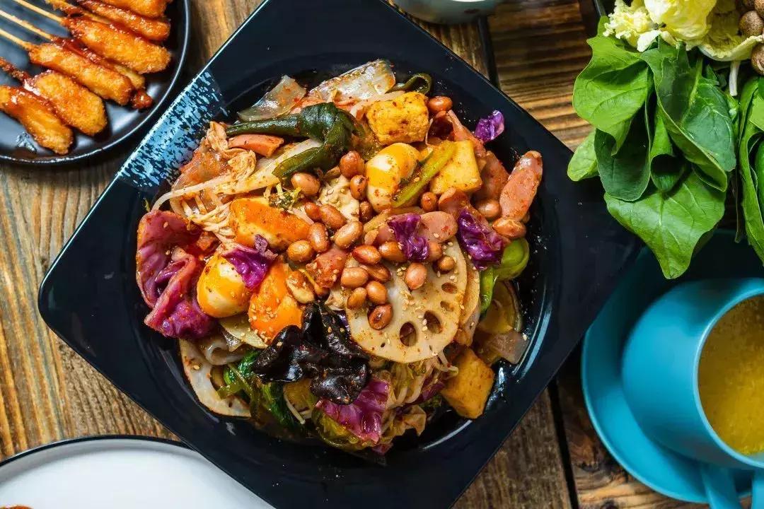 北京卖麻辣拌一年赚多少钱,走红的东北大姐摆摊麻辣烫