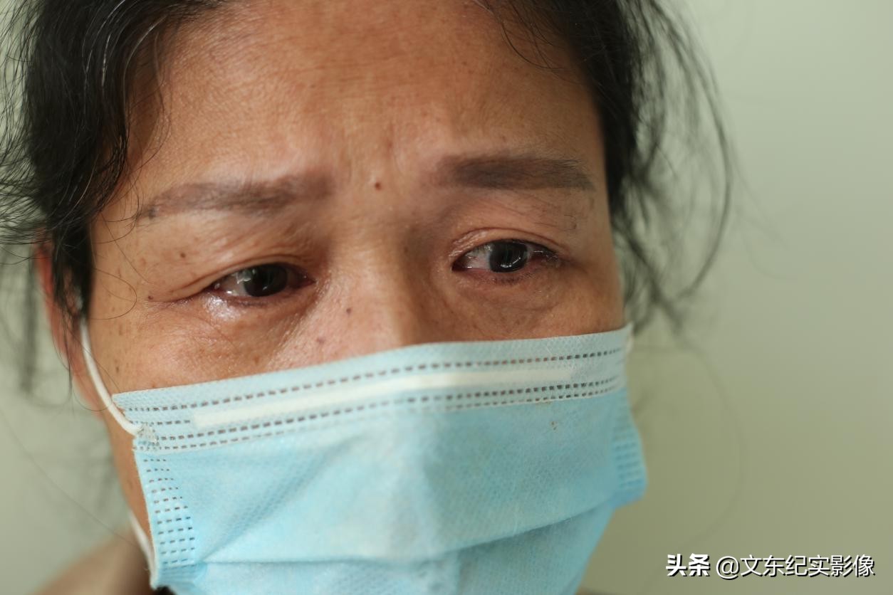 5旬大妈意外自救,五旬大妈冒着生命危险