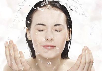 怎么才能让妆容服帖不卡粉技巧,怎么上妆不卡粉不浮粉还服帖