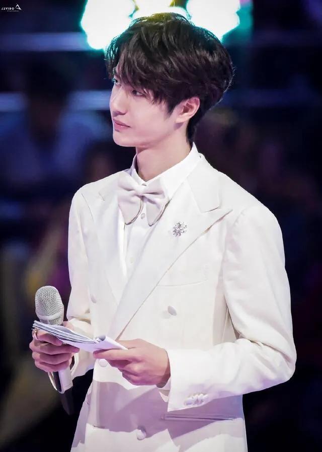 王一博怎么选上乐华,王一博出门旅行带着谁