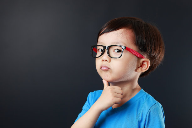 孩子爱管闲事怎么教育故事,怎么改掉孩子爱管闲事的毛病