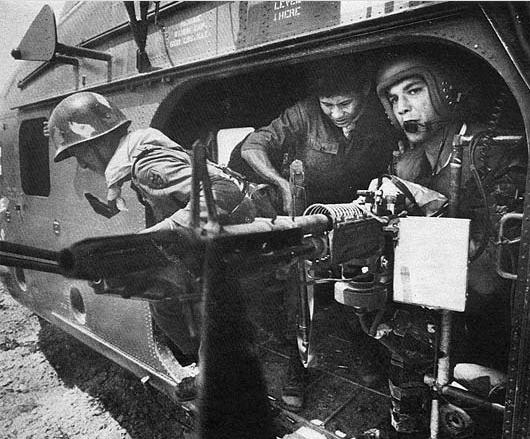 美军飞行员阵亡，机枪手情绪失控：与洋基爸爸13一起骑行