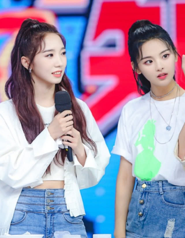 孟美岐和杨超越同框，一个爱秀腰，另一个爱秀腿，团粉都炸锅了