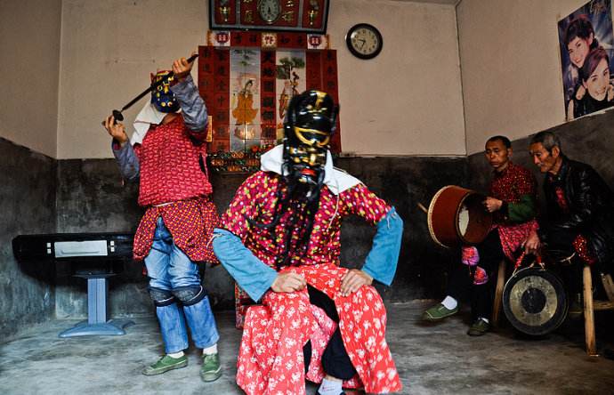 古时候对付瘟疫的N种方法：击鼓驱鬼、挂像避邪，让骆驼带走病魔