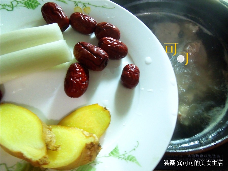 排骨汤加香菇和红萝卜,排骨汤加鱿鱼干