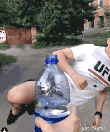 如何踢瓶子教学,怎么学会花式踢瓶子