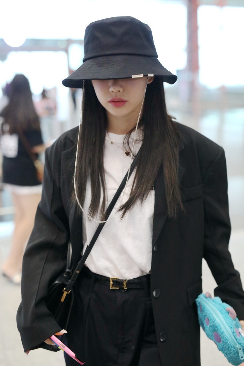 徐梦洁戴帽同款羽绒服,徐梦洁同款最新私服穿搭