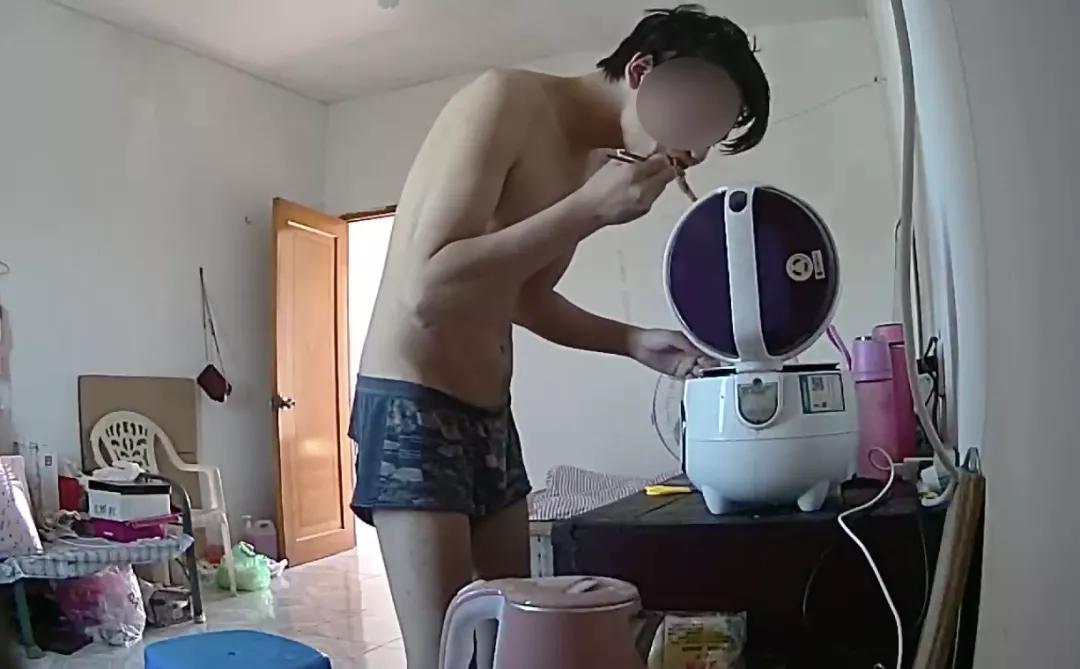 台州一女士出门后，一“裸男”天天进屋偷吃，还......