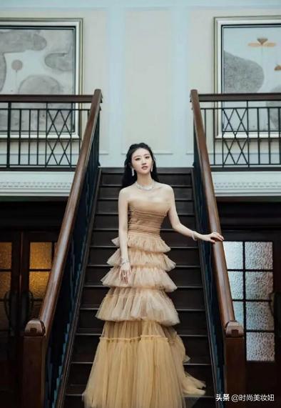 景甜一袭金色露肩长裙高级又迷人,景甜金色亮片裙身材秀