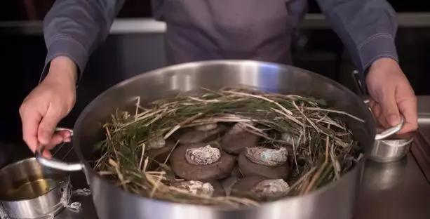 怎样才能够把高级食材处理得铅华洗净，又不失韵味？