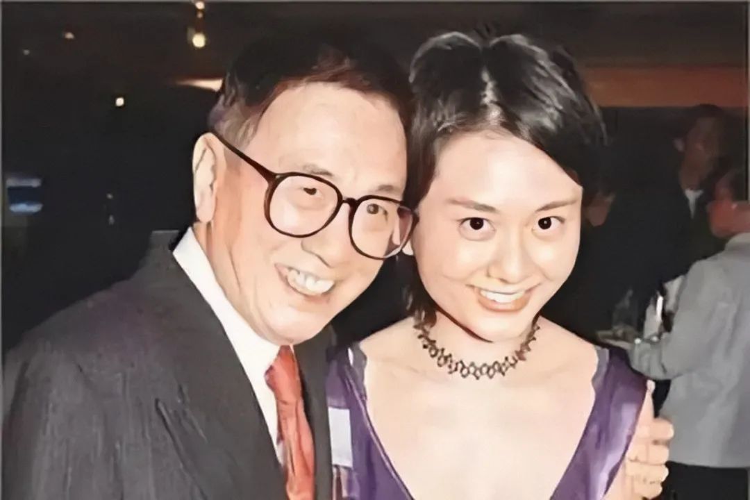 穿三百万皮草的香江富贵花,前半生让人羡慕,后半生却惨遭唾骂?