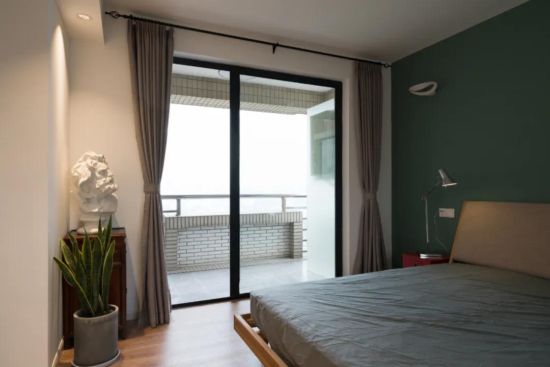 带阳台的卧室就这样装真的别犹豫,带阳台的卧室窗帘怎么装实用好看