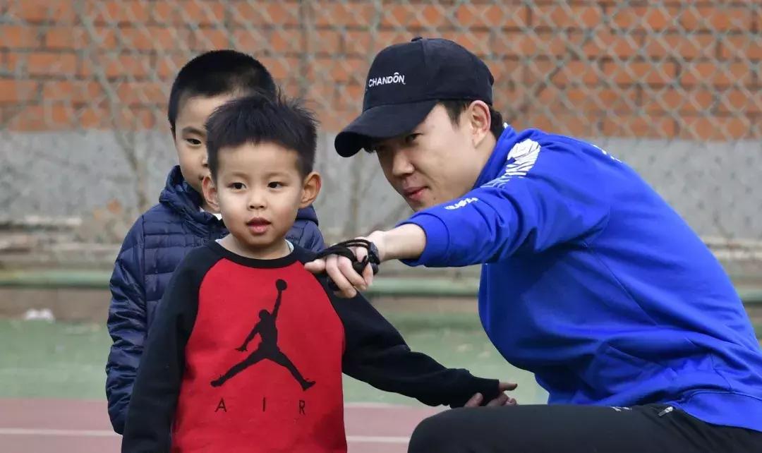 让孩子踢足球有前途吗,教孩子踢足球从哪些步骤开始教