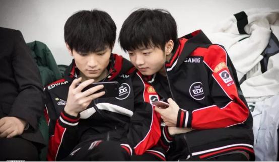 英雄联盟：头太大“压坏了”脖子导致没上场？他被强制休养身体！