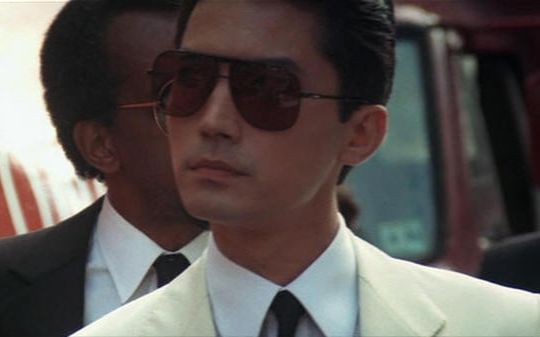 他是“亚洲第一*男美**”,却无父无母无妻儿,68岁与狗相伴认树为亲