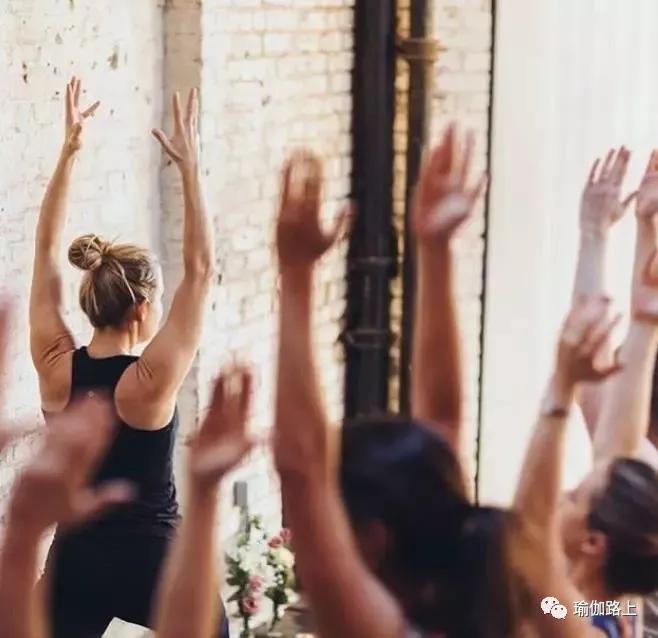 为什么练瑜伽动作身体颤抖,练瑜伽时腿抖还继续练吗