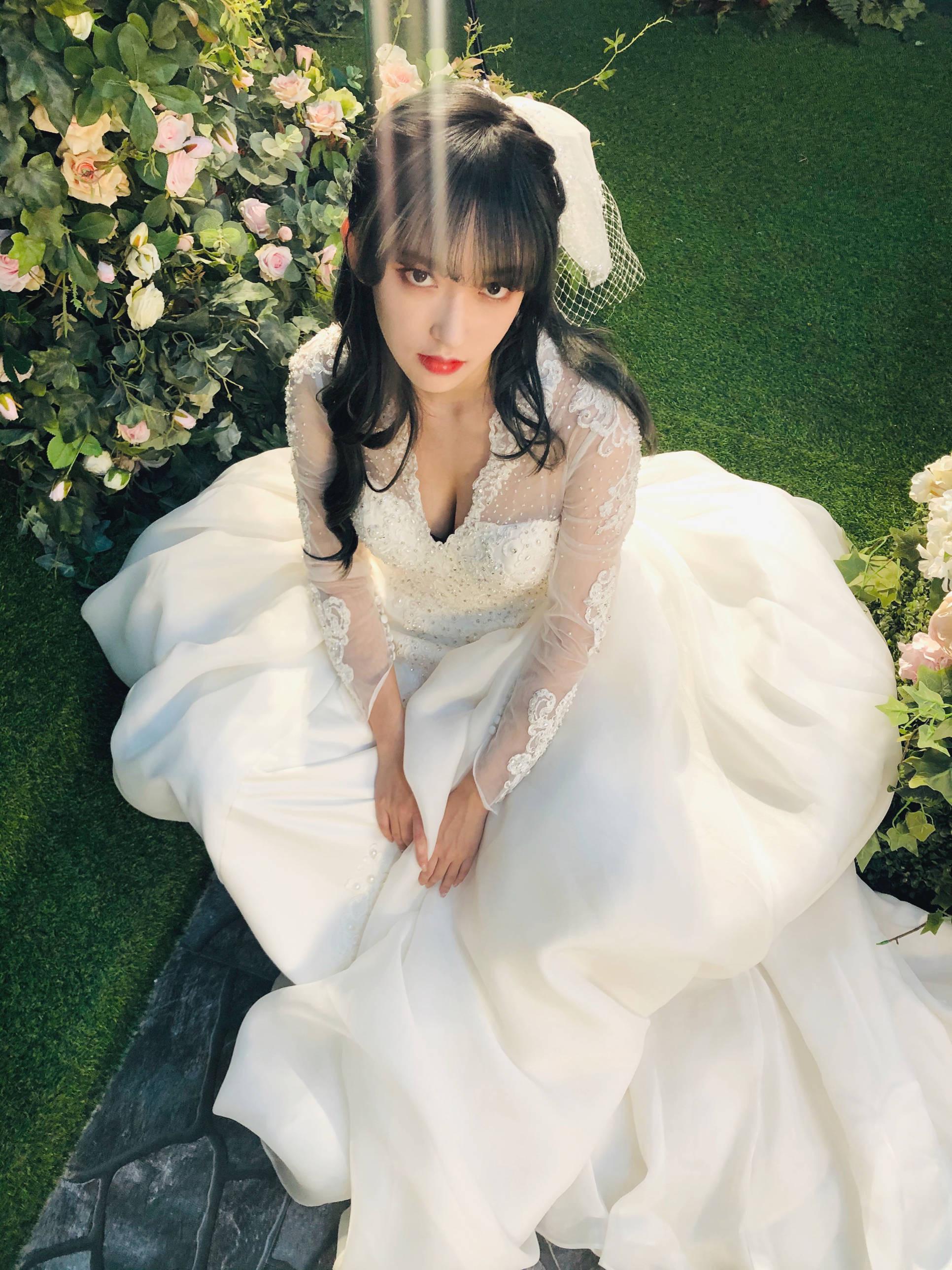 程潇抹胸长裙造型,程潇黑色深v抹胸裙走红毯