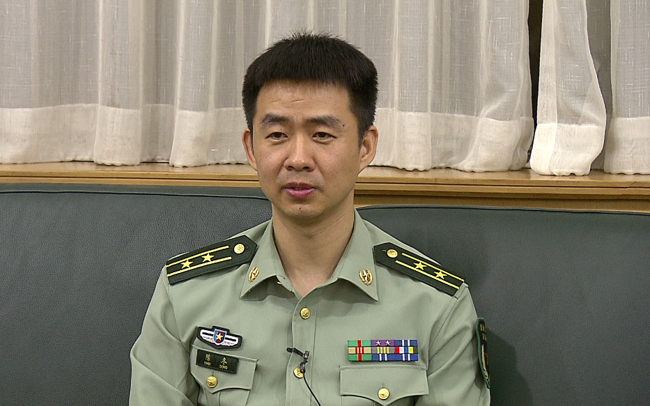 教你如何识别我军军官的级别大小,只看胸前的资历章就行了