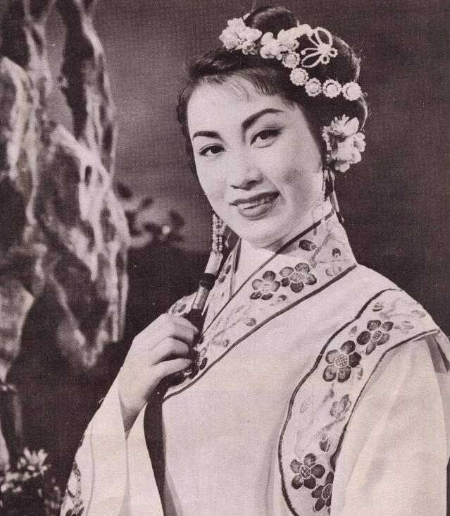 1988年,在大会上“请小平同志不要吸烟”的女人,后来怎样了