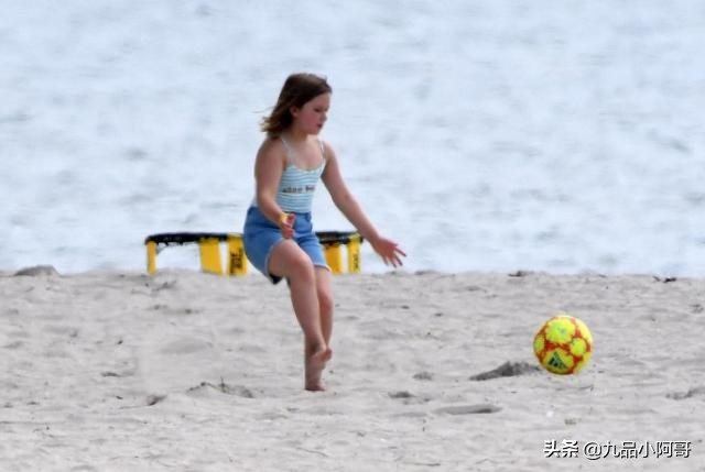 兄妹俩踢足球,贝克汉姆和小七踢足球