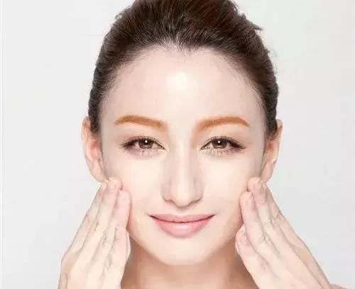 毛孔粗大油腻如何改善,毛孔粗大改善方法控油遮瑕