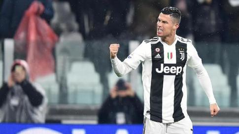 c罗进球后滑跪庆祝,c罗飞吻伊莲娜