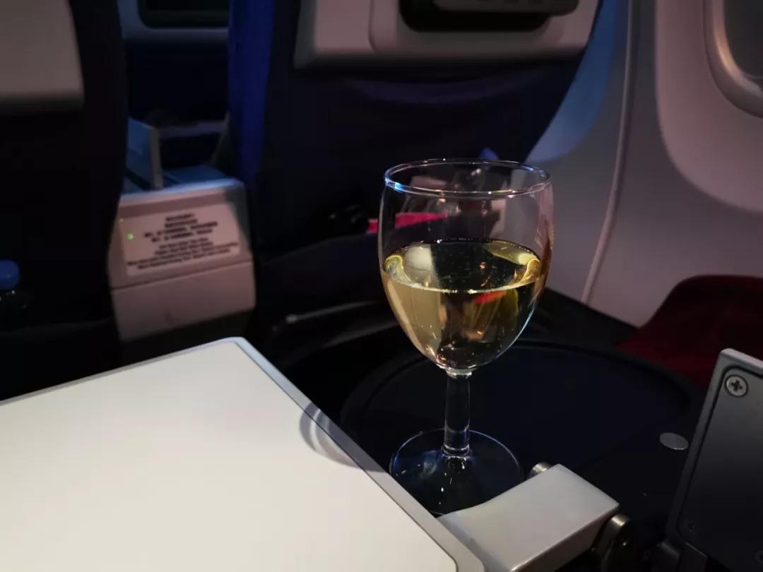 东航南航经济舱对比,东航南航公务舱休息室