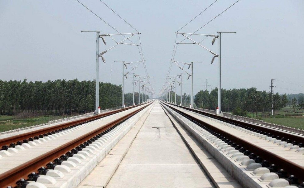 轨道下的碎石子是啥?为啥火车轨道下面要铺,高铁轨道上却不用