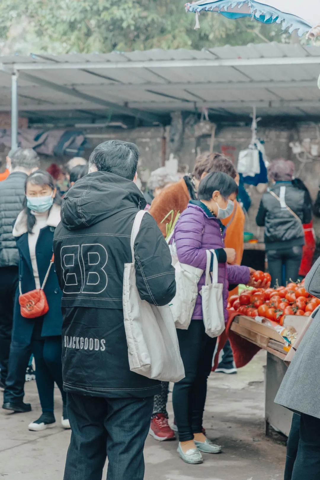 沙河边的野生菜市，是成都嬢嬢的狂欢现场
