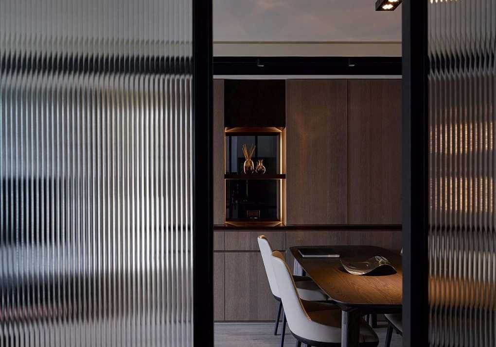 长虹玻璃做出来的阳台隔断效果,长虹玻璃嵌入墙体增加采光