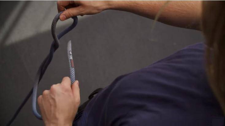 攀岩可以自动解开的绳子打结方法,攀岩怎么样打结可以来回收缩
